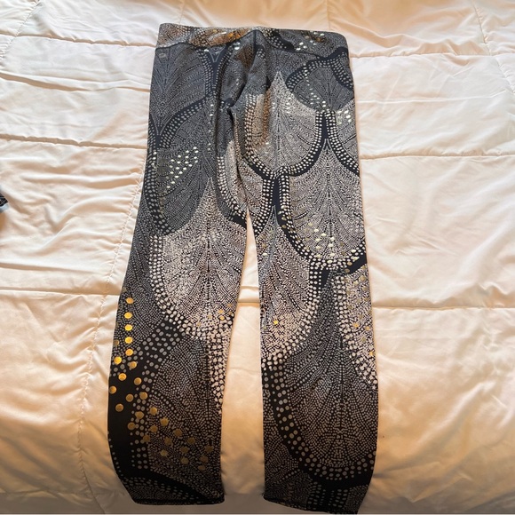 Fabletics Black feather, geometric  Gold Patterned and dotted pattern leggings - Picture 12 of 15